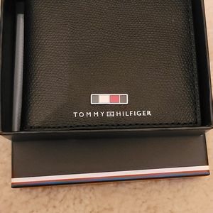 New Tommy Hilfiger CC wallet